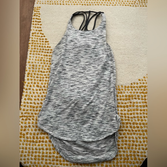 Lululemon Tank Strappy Built-In Bra - Size 4 - Picture 4 of 7